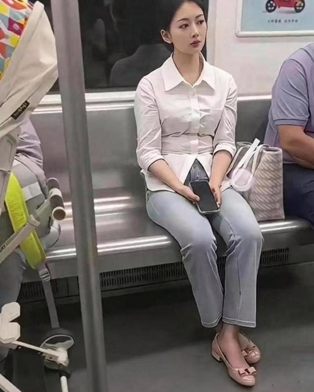 地铁里碰到个素颜女生，才明白啥叫天生丽质！今天坐地铁开了眼，偶遇一位完全没化妆的