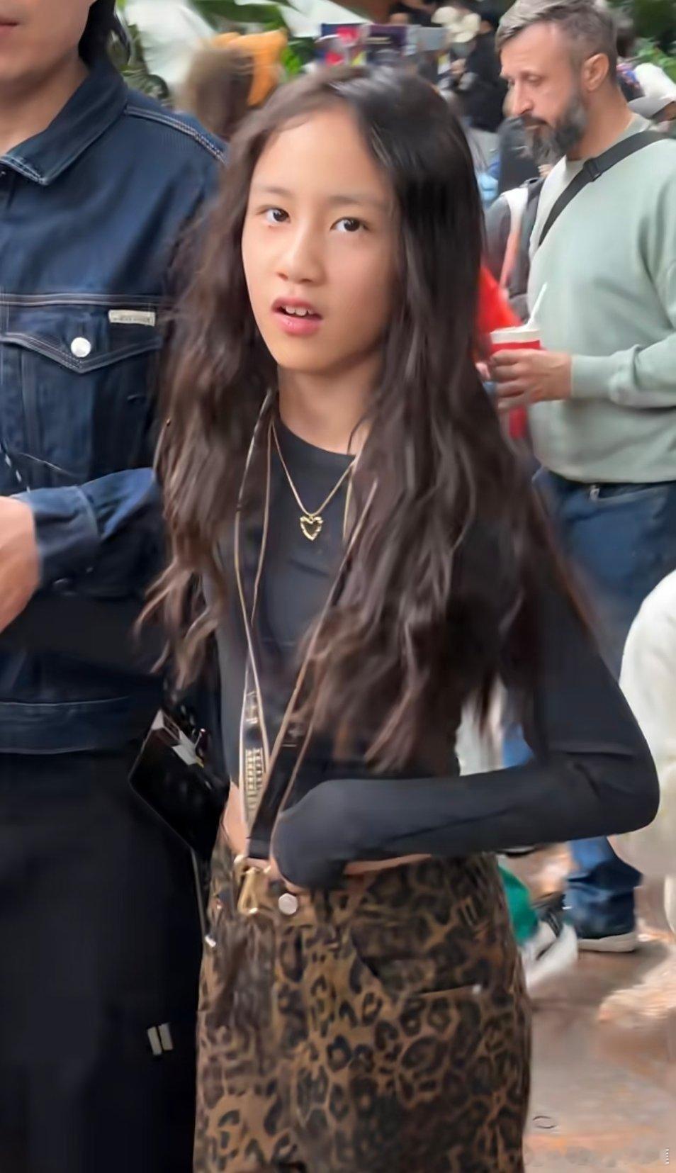 黄多多妹妹黄少艾才13岁也是小美女。有点神似黄圣依 
