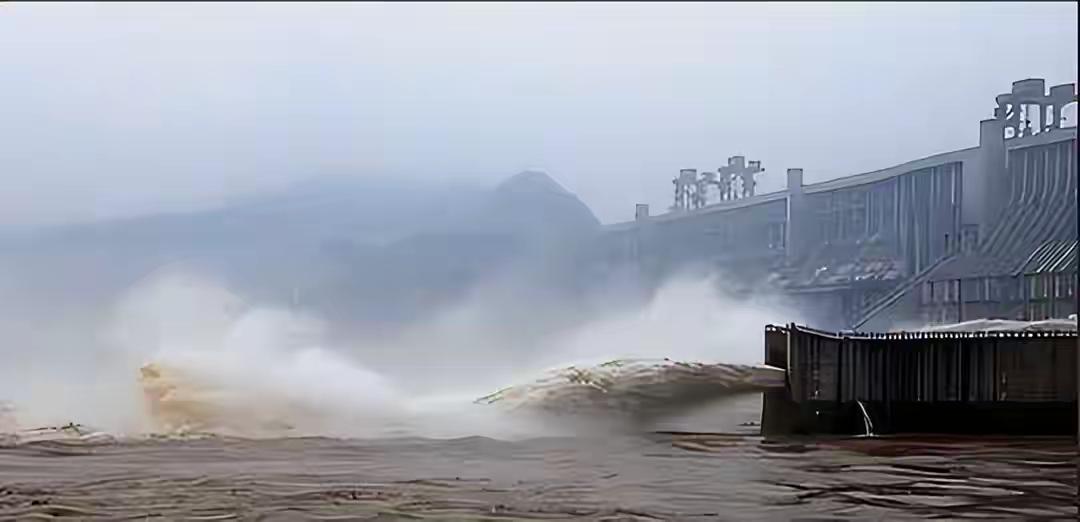 三峡大坝是“纸老虎”？某些人的导弹梦该醒醒了！

用2700万吨混凝土浇筑的超级
