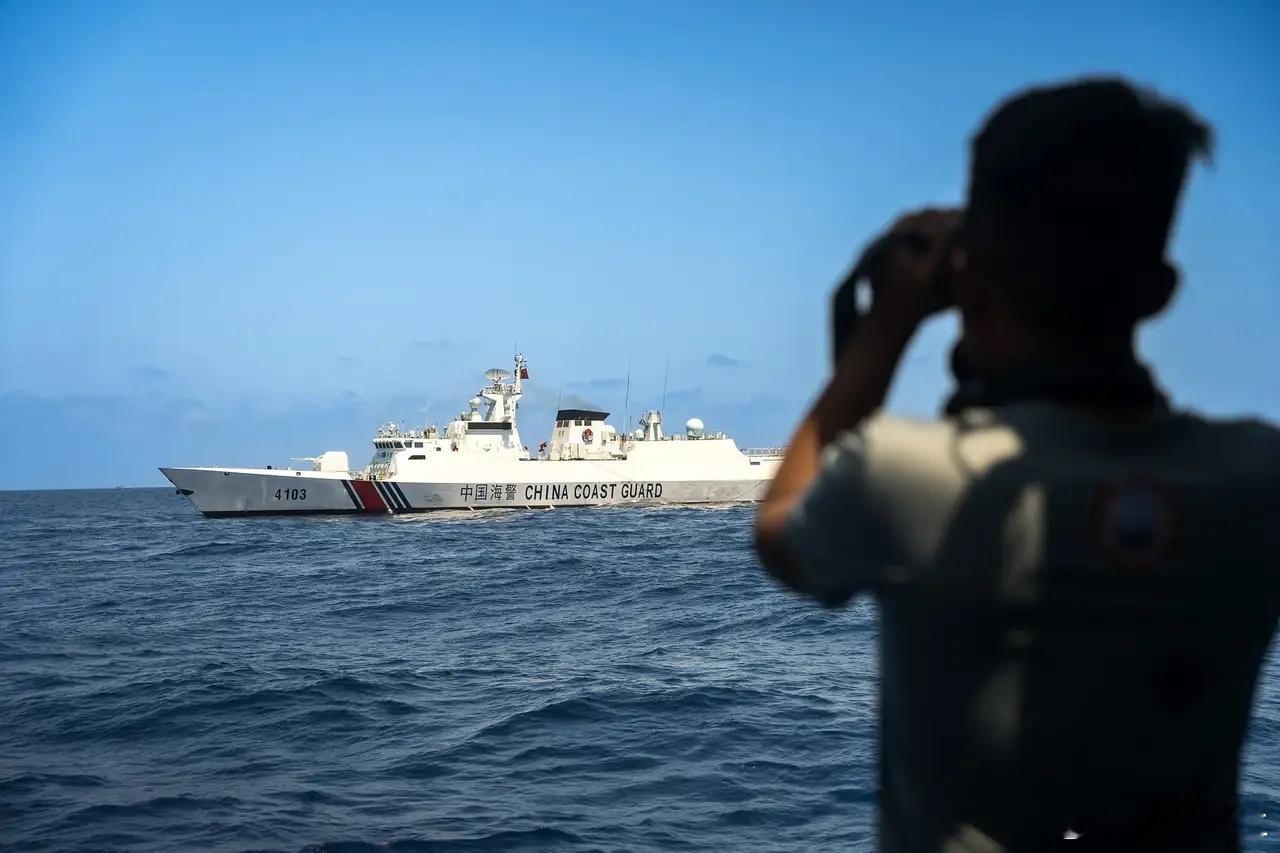 就在中国海军，中国海警在黄岩岛，与菲律宾海岸警卫队战舰发生撞击之际，8月11日，