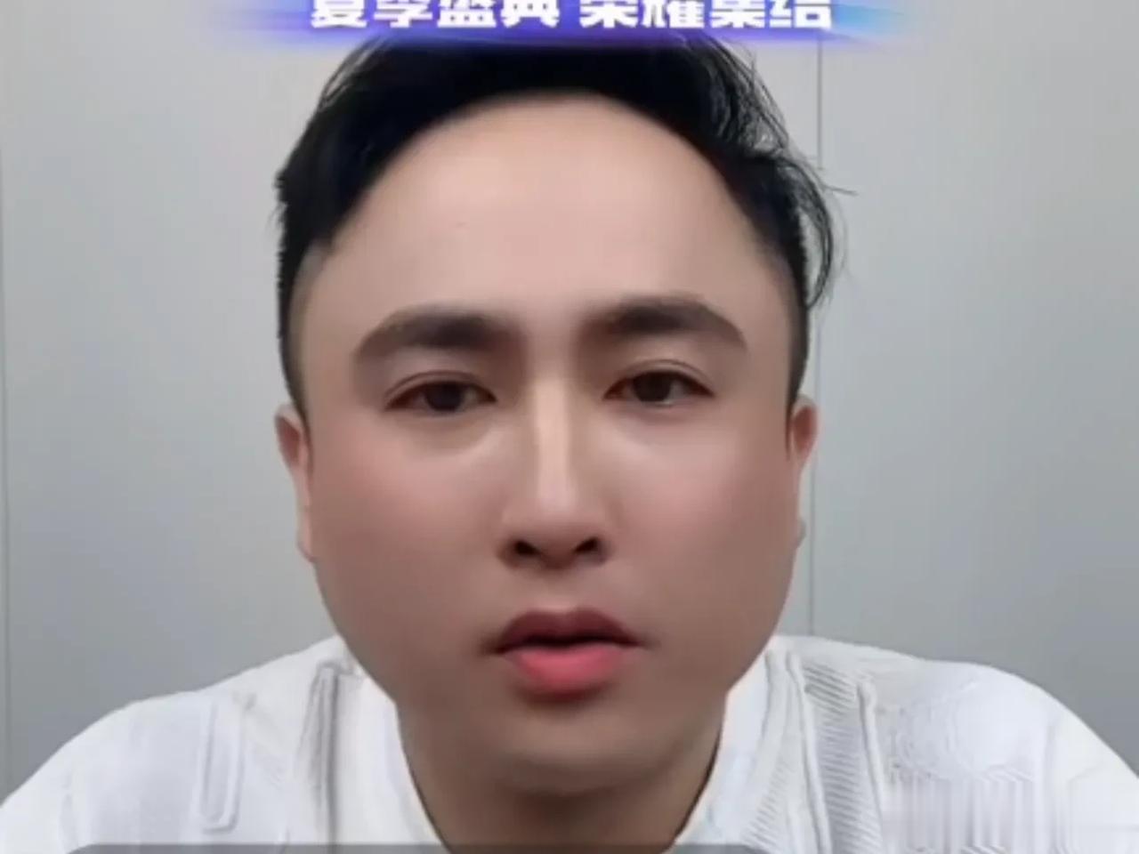散打直言辛巴现在还在针对他，辛巴很在意他说了什么，没事拿小号看他直播。

散打表