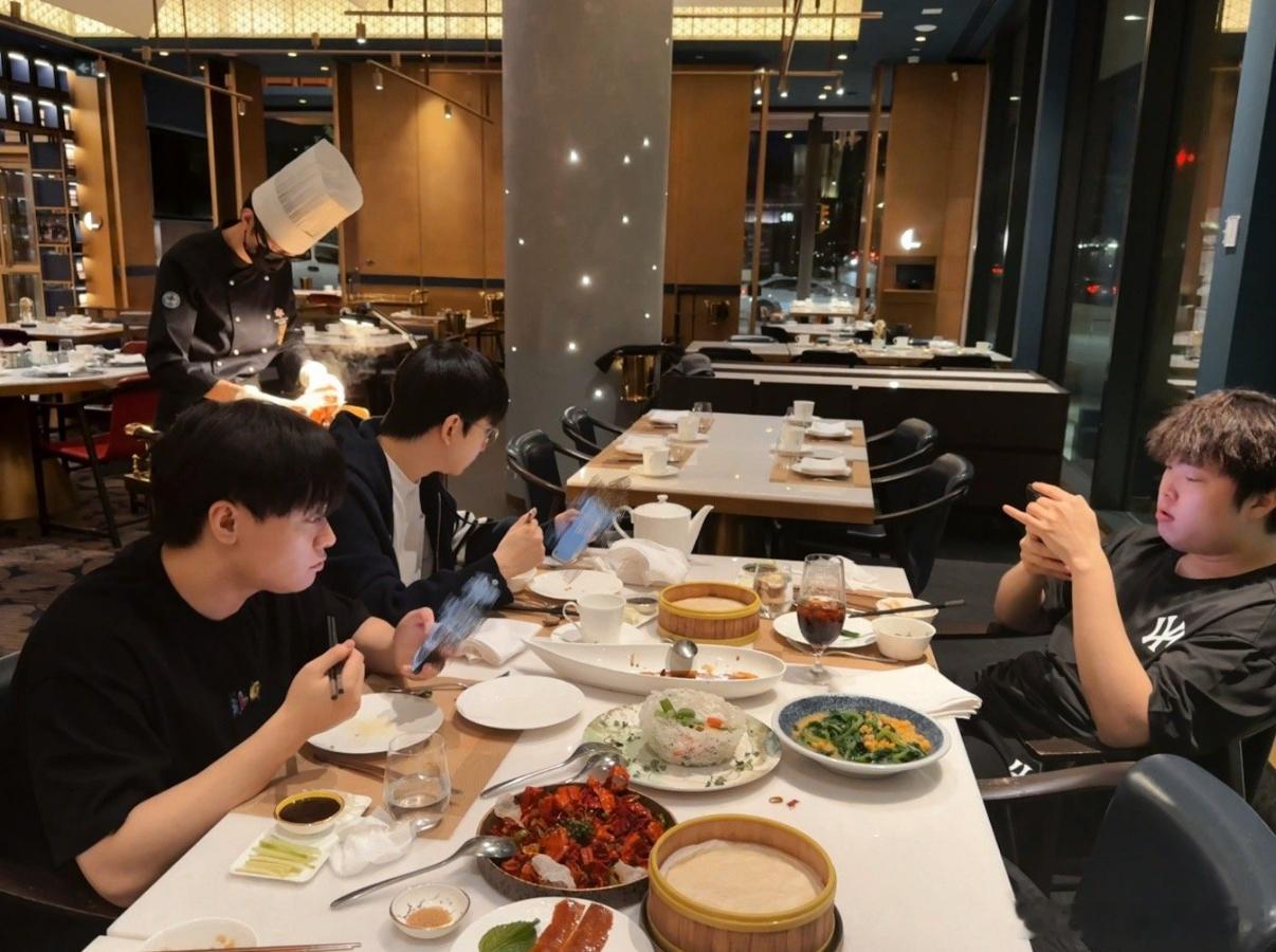 赢了GAM之后，BLG上野AD下馆子，在温哥华的一家品牌中餐厅吃烤鸭，看着挺正宗