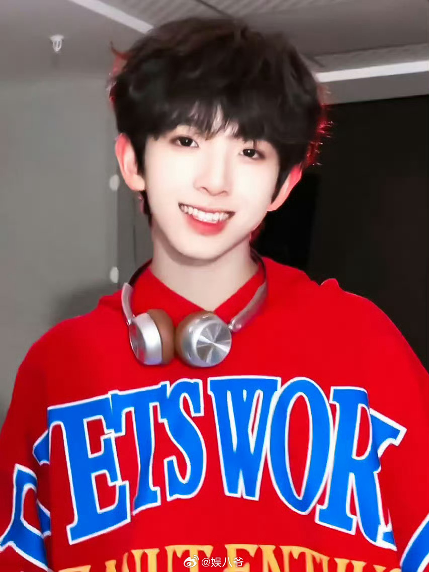 陈浚铭年纪小还是太权威了陈浚铭再帅十年也才23岁