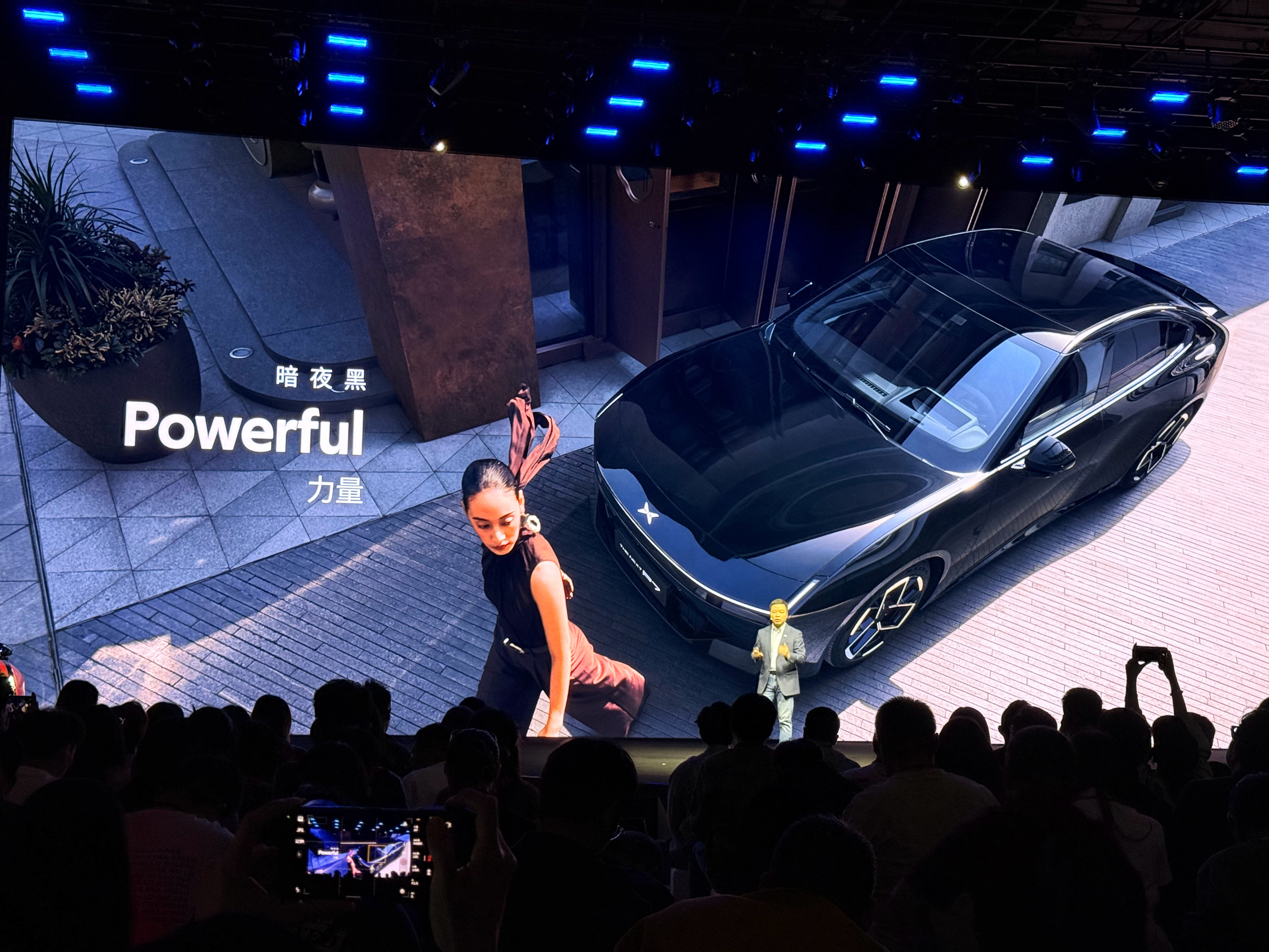 小鹏P7带来星云白、暗夜黑、星曜红三款新外观颜色和引力红、熔岩灰两款内饰颜色还发