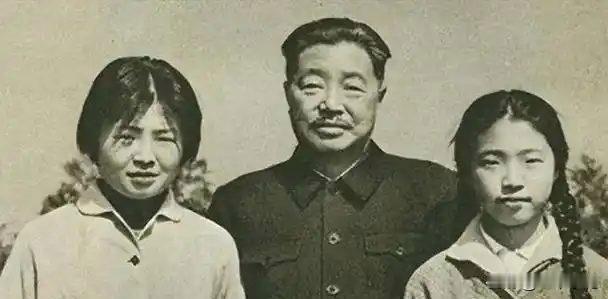 贺捷生幼年被军阀杨森侄女收养，晚年回忆养母：她于我而言，始终是一种复杂而难以说清
