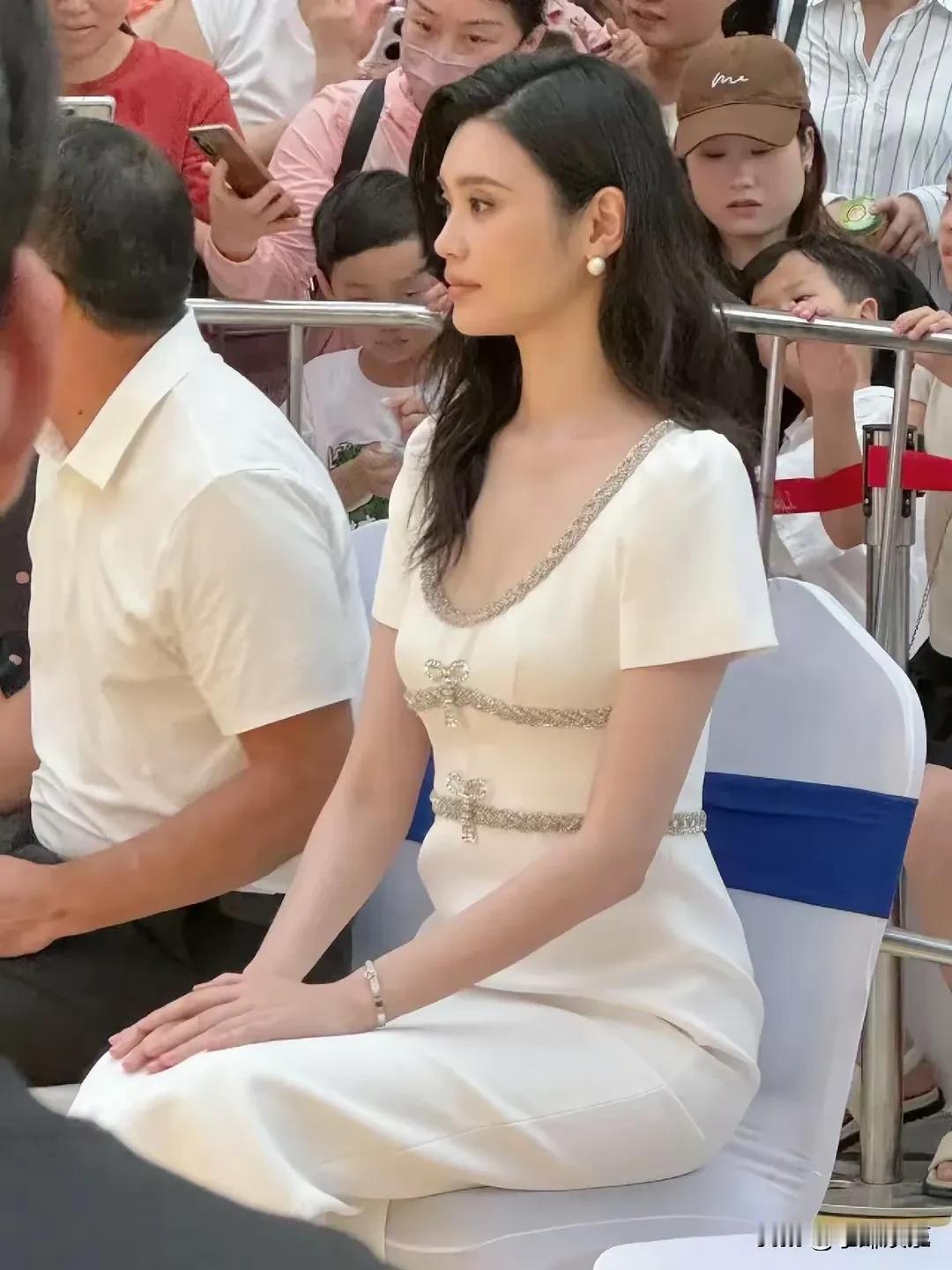 奚梦瑶在珠海参加活动，生图美的冒泡，又白又高，就像女神一样光芒万丈。说实话她是天