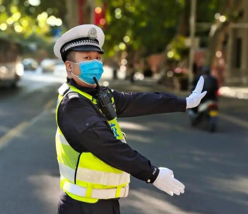 只有辅警在场时所贴的违停罚单，本身不具备直接法律效力，不过其采集的违法信息经正式