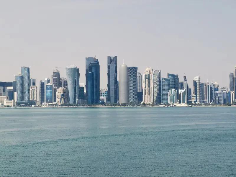 卡塔尔的能源政策特点鲜明。一方面，它存在能源补贴政策。卡塔尔能源丰富，人均能源消