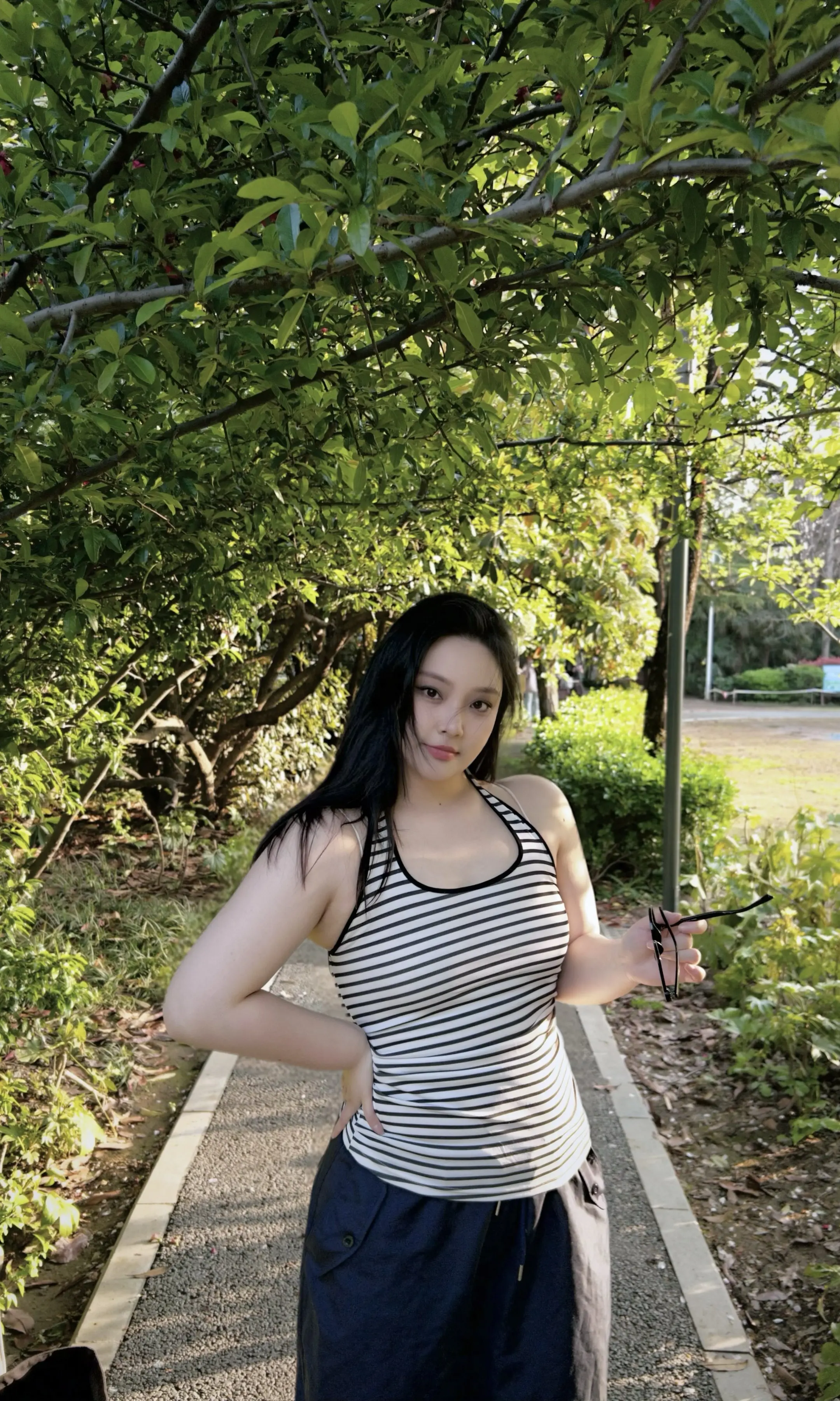 微胖美女。