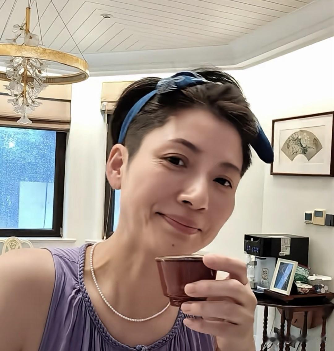 吉雪萍越来越嗲了！早已退出电视荧屏转换职业赛道的她，如今做直播、公益慈善基金、教