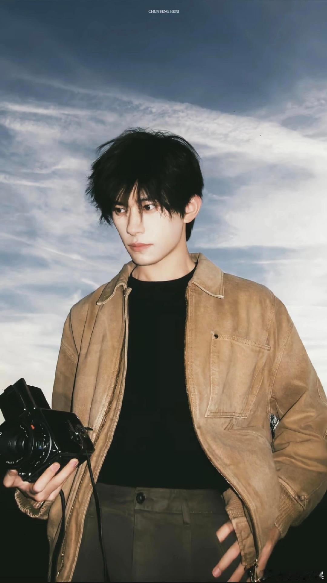 易烊千玺好优越的一张脸 易烊千玺的脸部线条真的很优越，既有干净的少年感，又不失坚