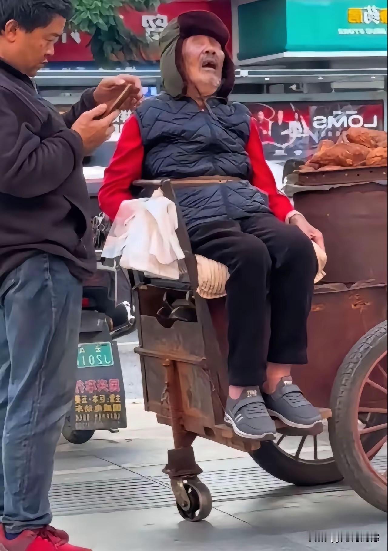 一边烤地瓜谋生，一边又要照顾自己的老人，这个男子真是很不容易，没有伺候过老人的人