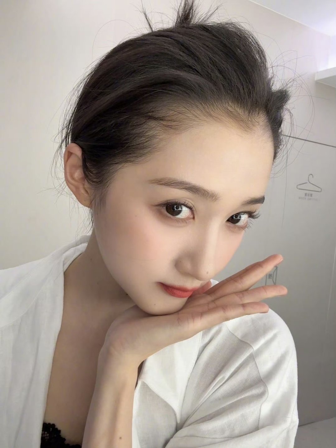 关晓彤 🌸关晓彤孟露莎🌸关晓彤红掌"孤独与诗,赤诚走过温柔,谱写自己的故事"