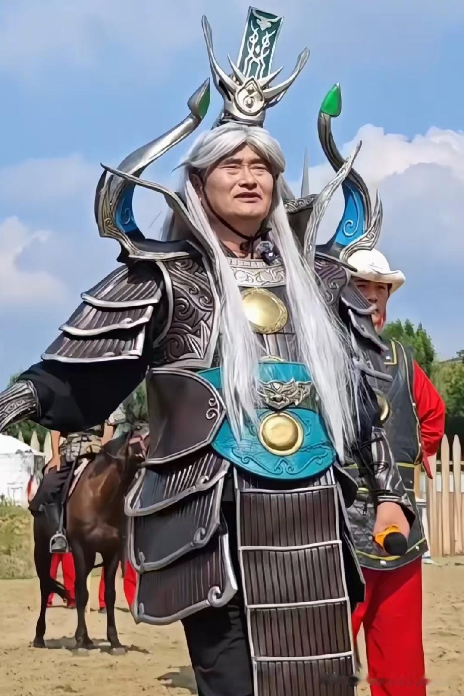 刚看到大衣哥这个造型，还以为是传说中的南天门大将军呢？再看评论才知道是泰山石敢当