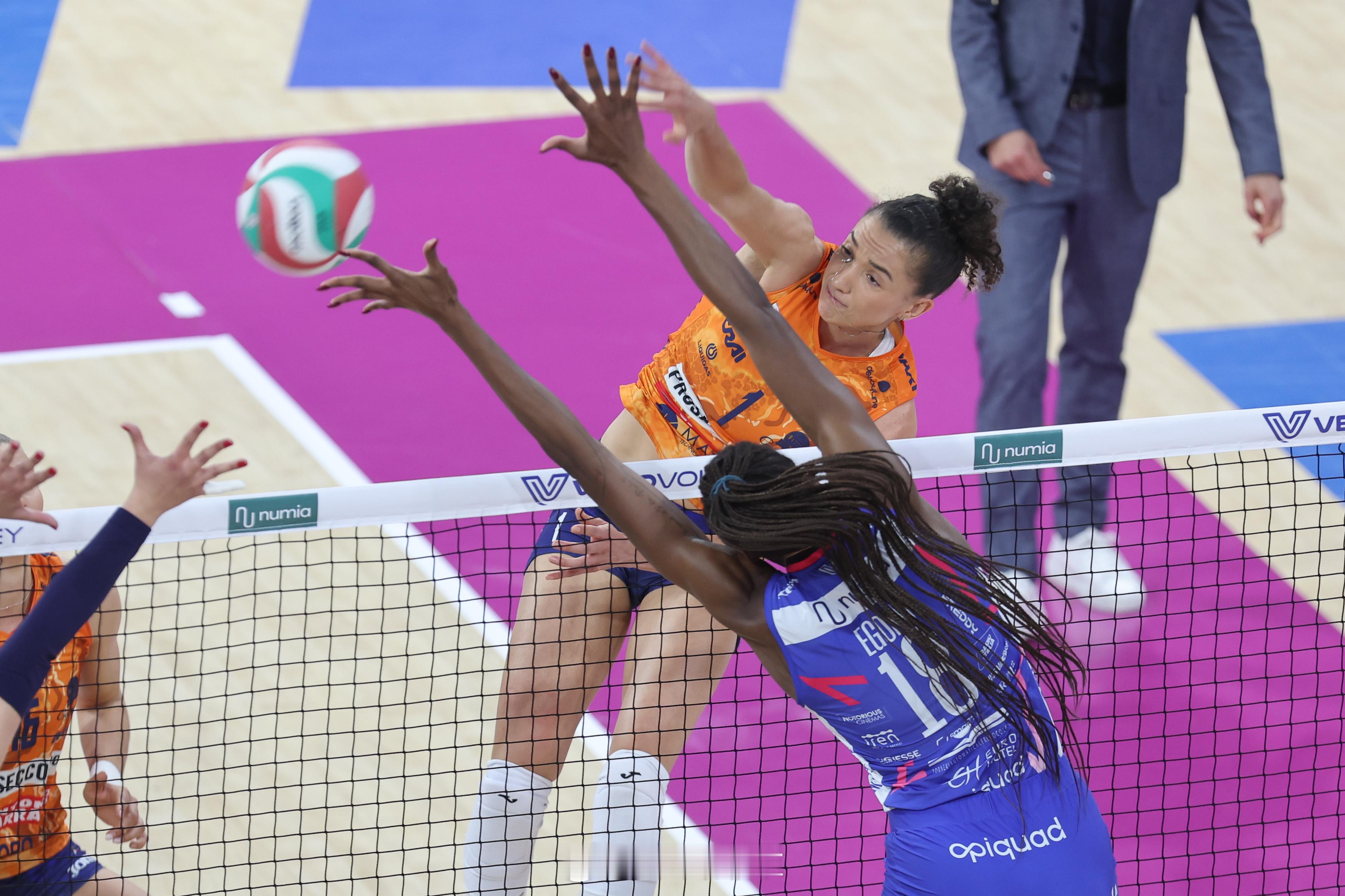 【科内利亚诺夺得2025-2026女排意甲 冠军】北京时间23日凌晨，决赛第四场