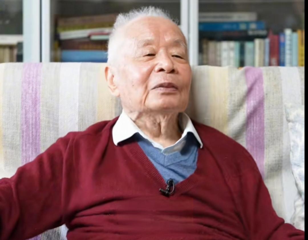 何祚庥老院士在3月19号发文说：“何祚庥既是科学家又是哲学家。”
这是头条上一个