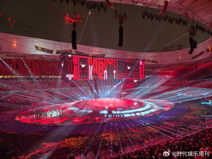 张杰赚点钱全花舞美上了 杰哥的舞台审美我真的没话讲！鸟巢舞美设计感拉满，哥赚的钱