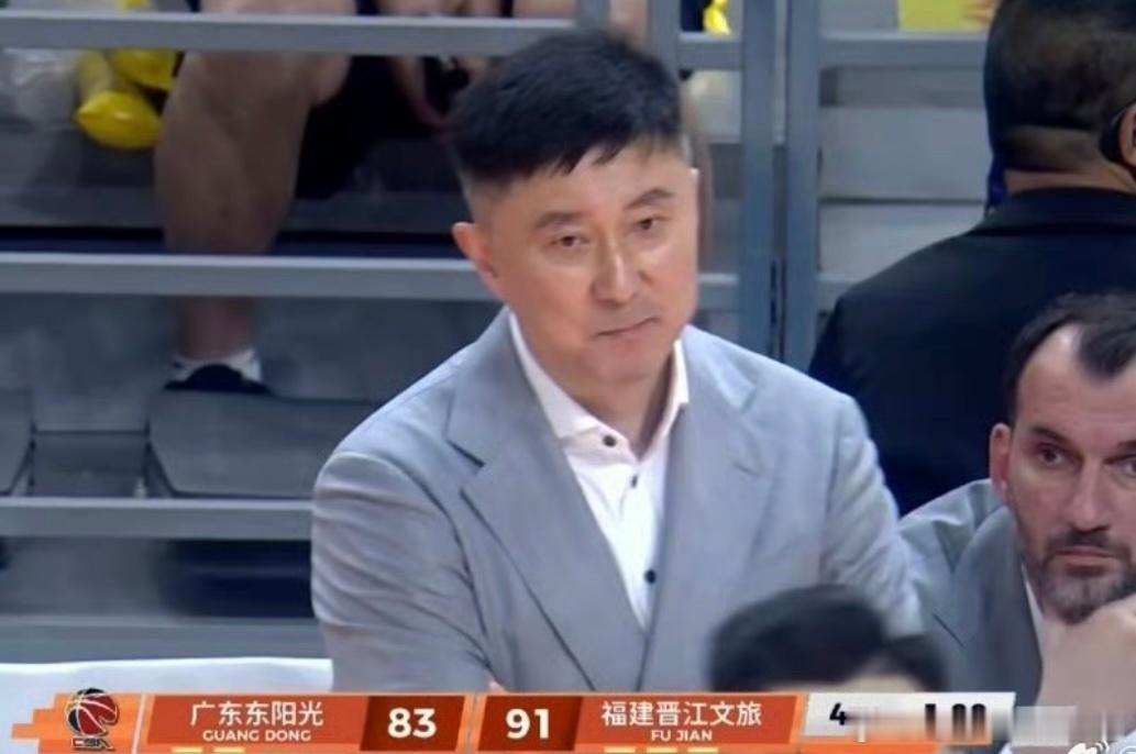 广东宏远男篮最终83比95不敌联盟第15的福建男篮，四连胜惨遭终结，现场座无虚席