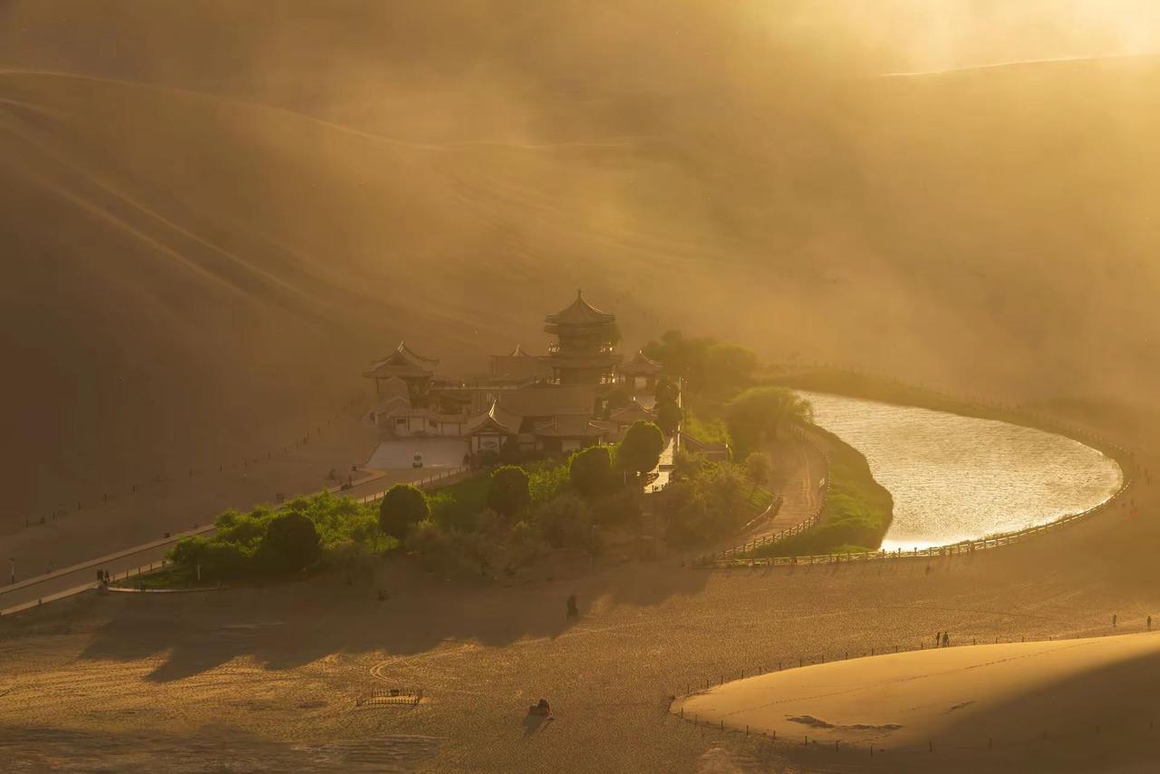 月牙泉。月牙泉夕阳下的大漠风光 黄沙风光 古建与沙漠