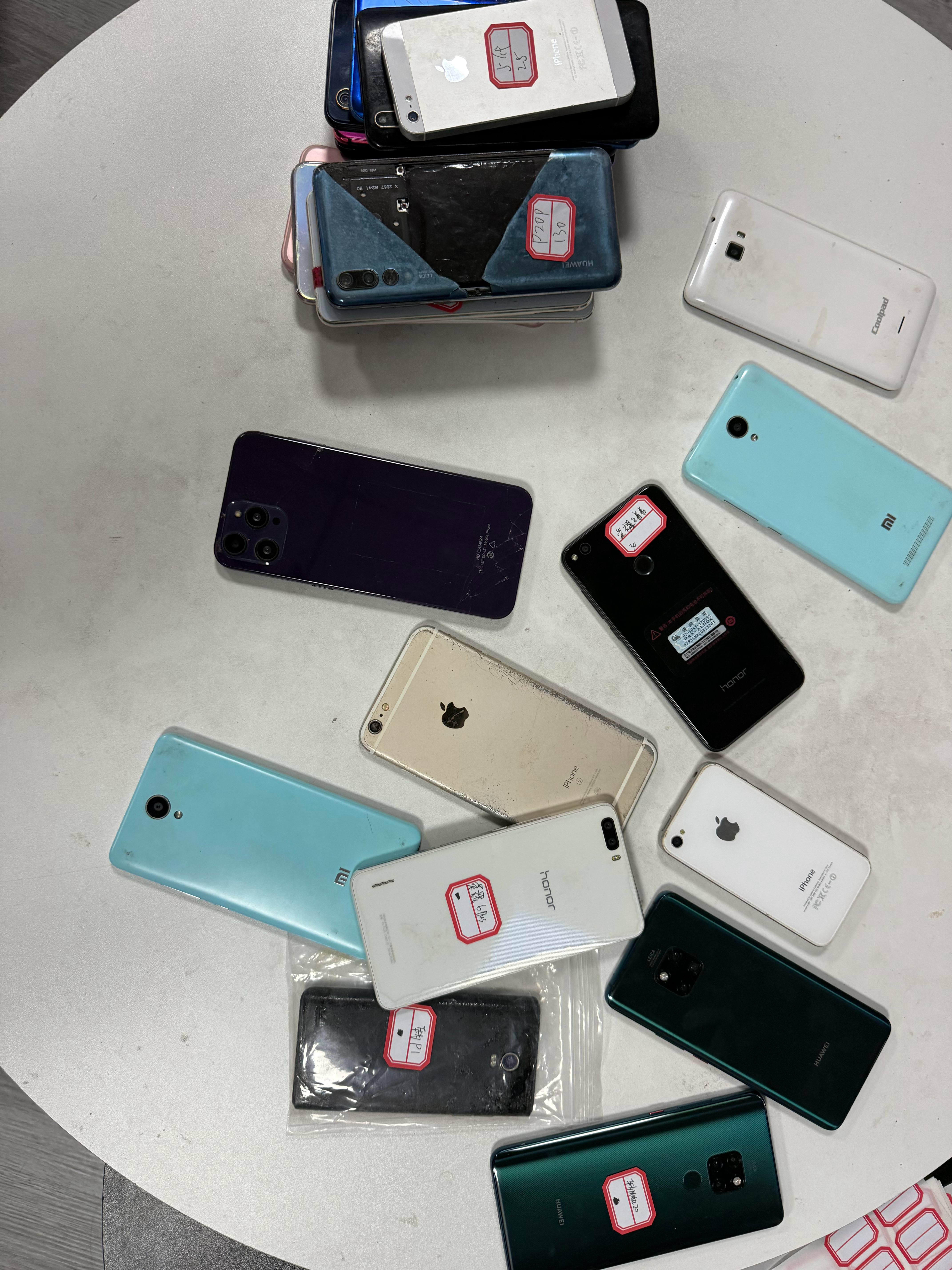 今天回收废旧二手最多的一个客户，搜罗了家里二十多个老款二手过来。小伙伴们有手机都