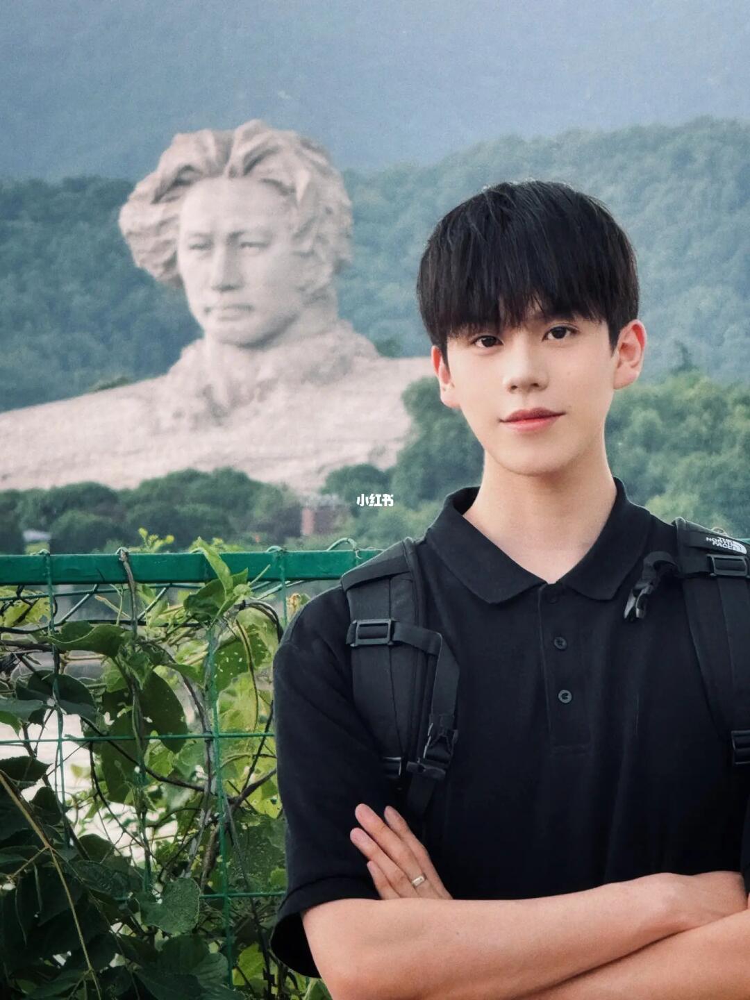 我们身在红旗下 长在春风里