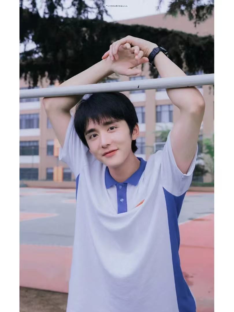 张新成穿了深圳校服张新成穿校服梦回10年前林杨这才是校园剧男主该有的样子！张新成