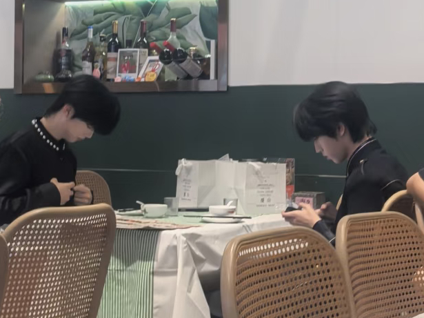 两个人有可能意识不到自己穿的是情侣装吗
