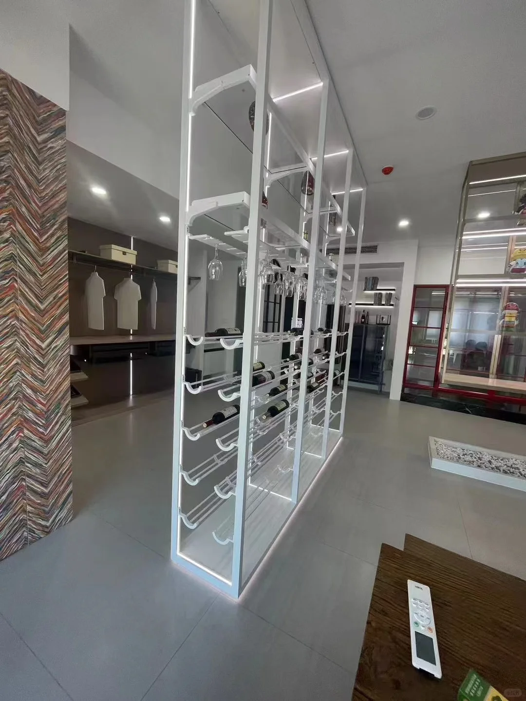 这个玻璃柜好高级