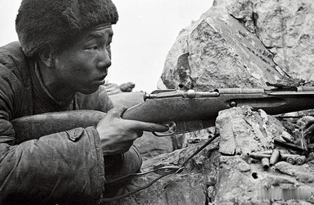1953年，一名美国顶级狙击手在一次射击中打中了一个志愿军战士，导致他晃动着跌入
