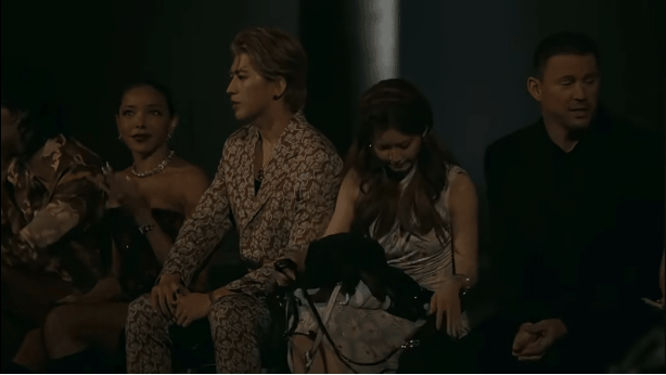 赵露思看时装周为什么要带狗呢，感觉好手忙脚乱 ​​​