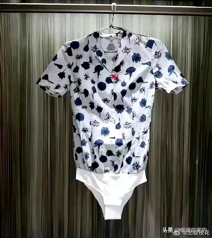 一直纳闷空姐衣服
不管是往上递行李，
还是蹲下服务
上衣都不会漏肉
既美观又不失