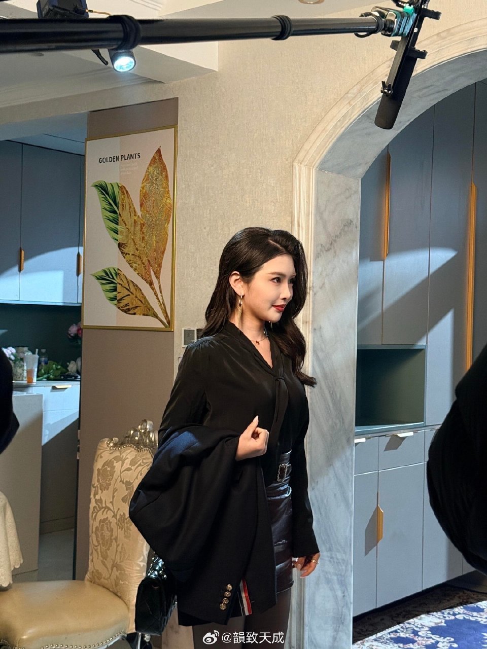 短剧从开机到杀青只用了两个小时 短短两小时完成整部短剧拍摄，全程直播形式公开创作