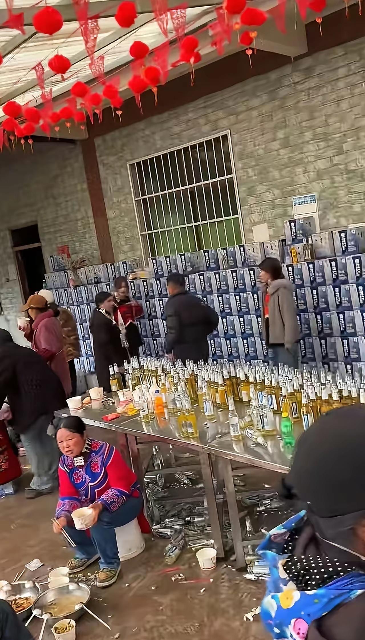 太生猛了，第一次见到结婚，能喝这么多啤酒的，当地的啤酒厂都赚翻了吧！
家有喜事，