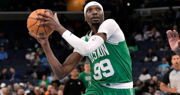 据HoopsHype记者迈克尔·斯科托透露，消息人士称，犹他爵士计划裁掉克里斯·