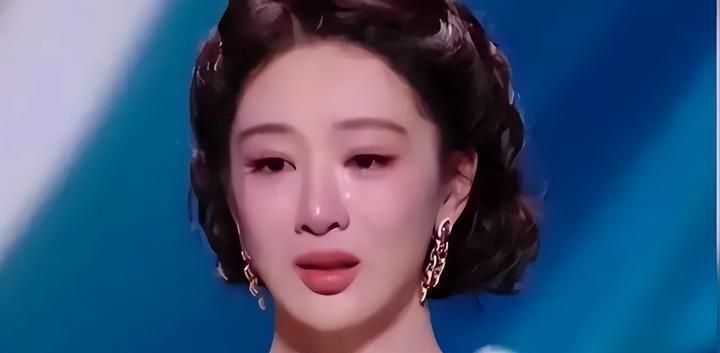 当33岁的杨紫站在白玉兰奖台上，捧起最佳女主角奖杯的那一刻，很多人以为这是她终于