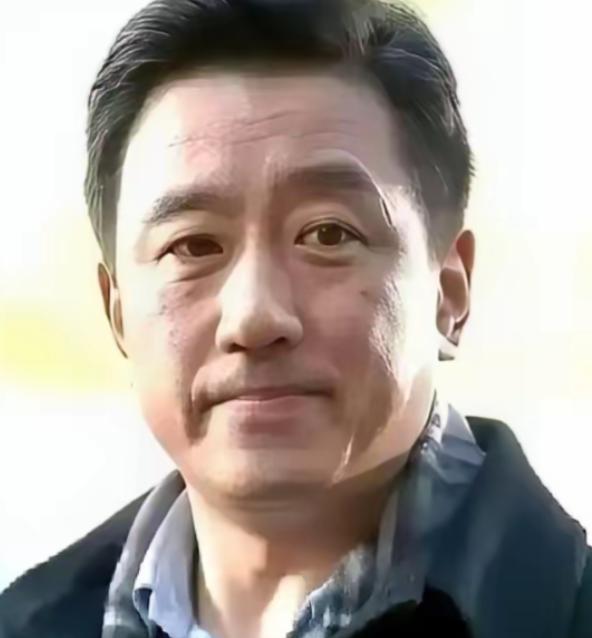 一个演员，戏拍了七成，突然要求片酬翻倍，不给就罢演。导演二话不说，把已经拍好的几
