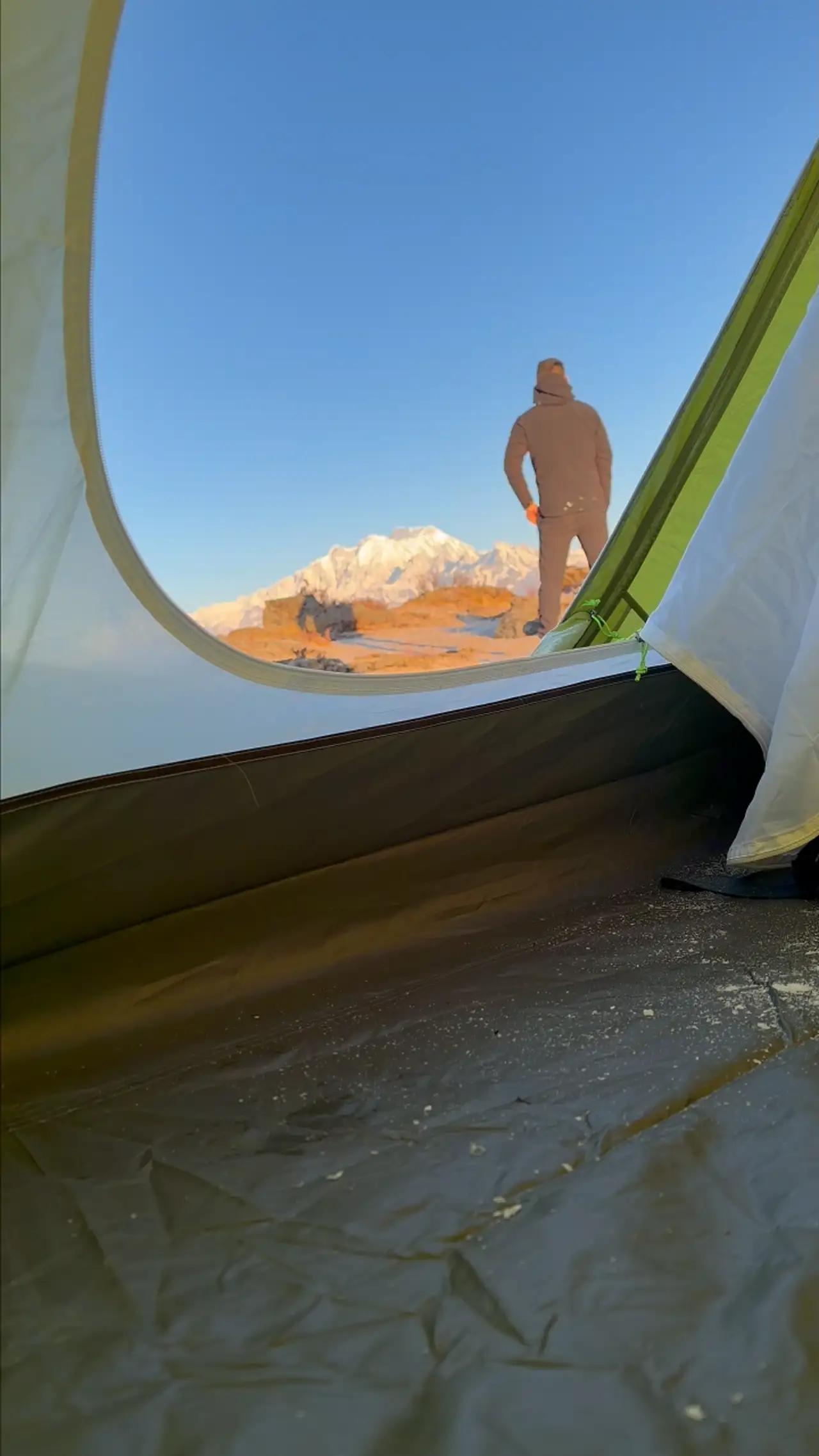 说实话，能把喜马拉雅当窗景看的人，没一个是舒服过来的。

4000米。睡袋里。低