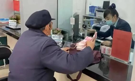 “银行闹大了！”陕西西安，一大爷家里120000元的存款到期，于是来到银行重新存