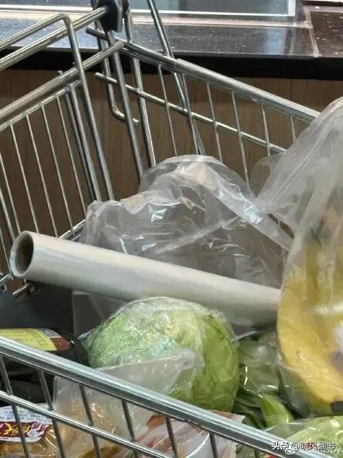 一家超市因为购物塑料袋而关张


我所居住的浦东某地有一家超市，位于几个大型社区