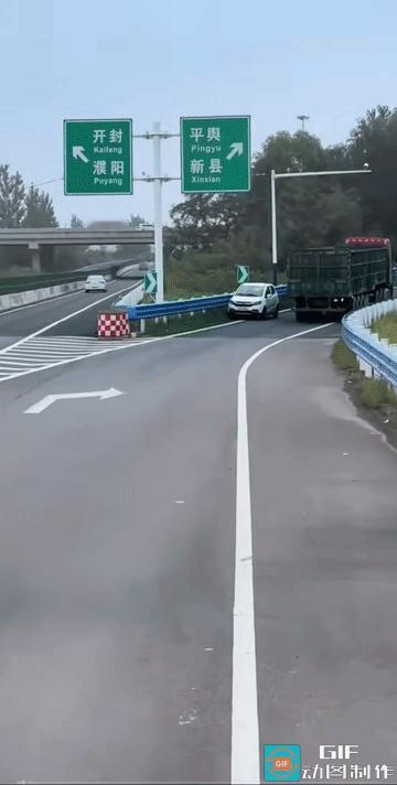 老头乐逆行开上了高速公路，而且还要逆行行驶下去。
大概是老头乐起初上道走错了，但