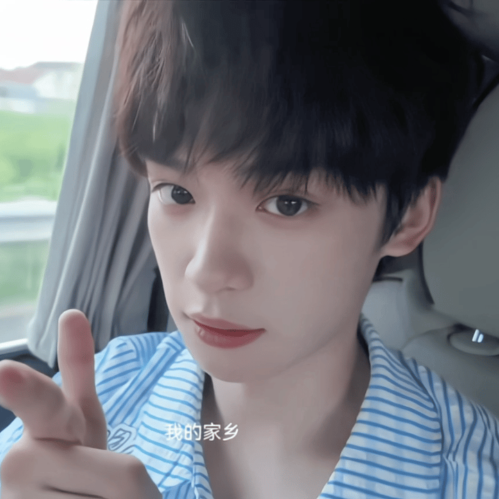 梓渝听到粉丝大合唱的惊喜瞬间不像是演的 梓渝听到粉丝大合唱的惊喜瞬间不像是演的，