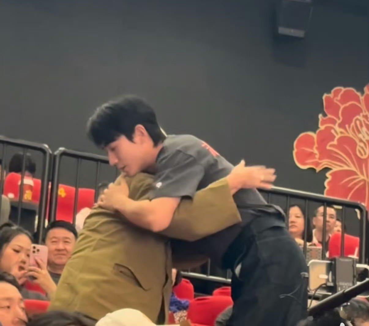 小酒窝看志愿军眼睛哭红了电影志愿军浴血和平让我们铭记先辈热 血，先辈用命换和平！