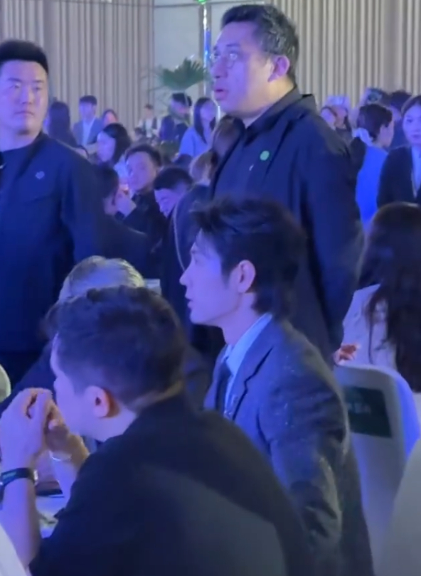 肖战白玉兰内场，左边是曹译文，右边是郑晓龙，都是熟人今天 