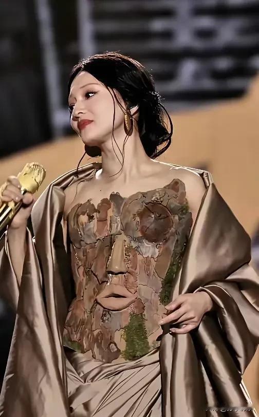 是不是人老了
眼光也变差了
要不怎么欣赏不来
这身装扮呢
张韶涵给人的感觉
应该