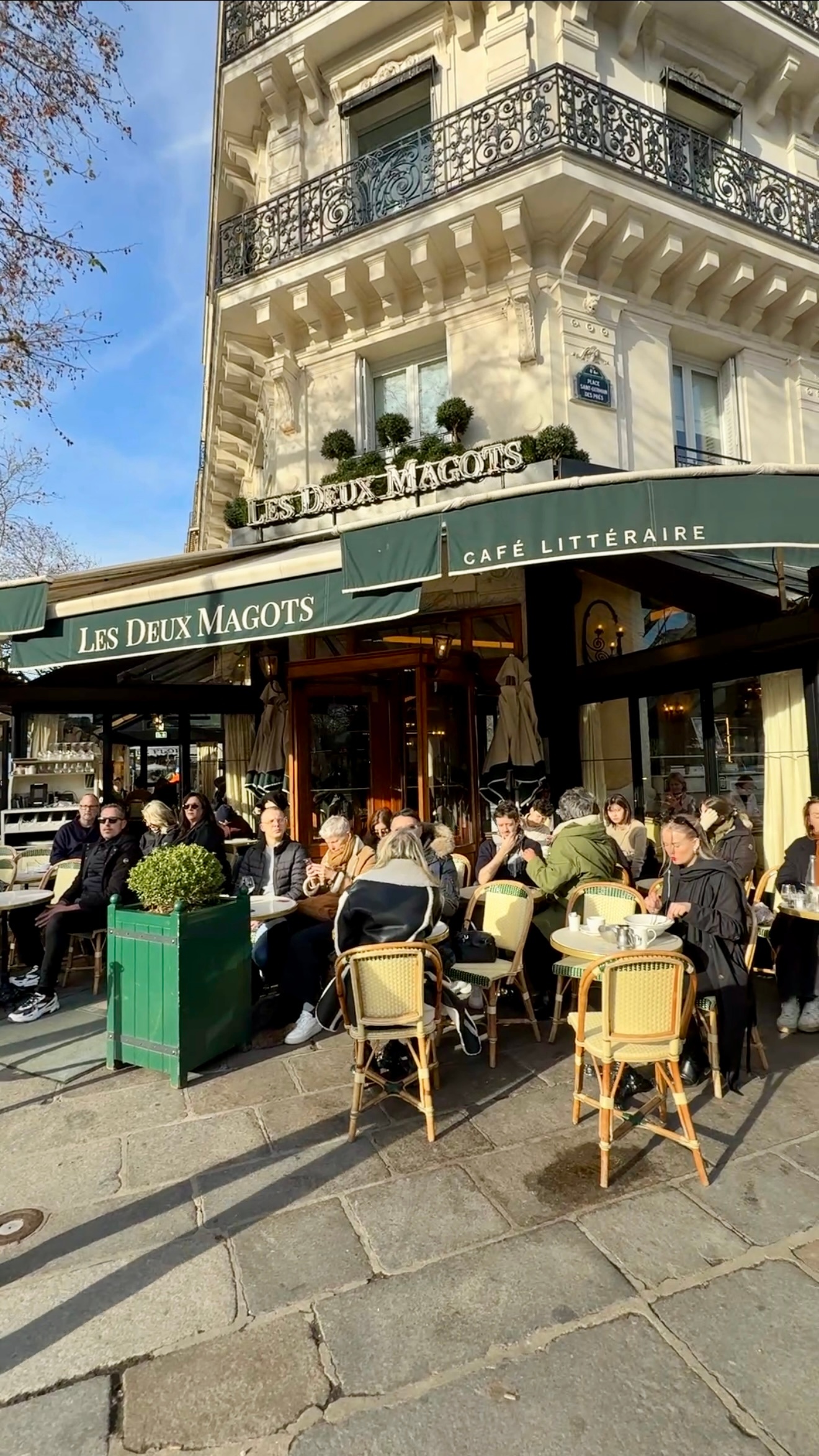 都来巴黎了肯定要在左岸找一家咖啡馆，坐一会喝个下午茶，今天来到双叟咖啡馆，来到这
