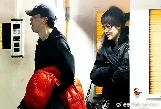 关于冯小刚和沈星的绯闻，是从这张照片开始的，史称“夜宿门”。也就是这张照片。（图