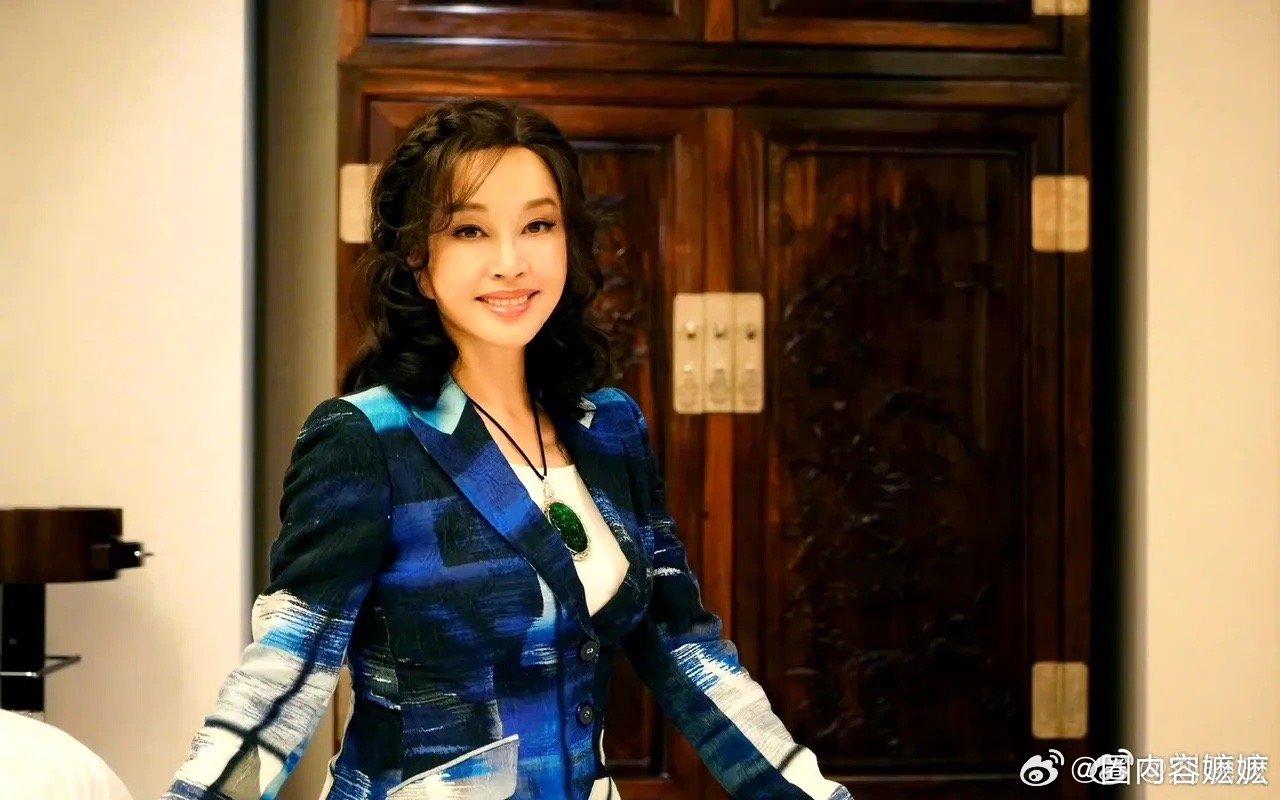 考古刘晓庆微博，给我笑的嘴疼，之前没人告诉我刘晓庆这么幽默的啊[允悲]这微博头像