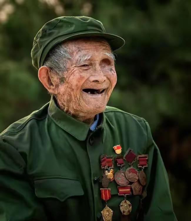 陈训杨，男，1920年6月出生，是高安市大城镇洲上村的村民。1948年，陈训杨被