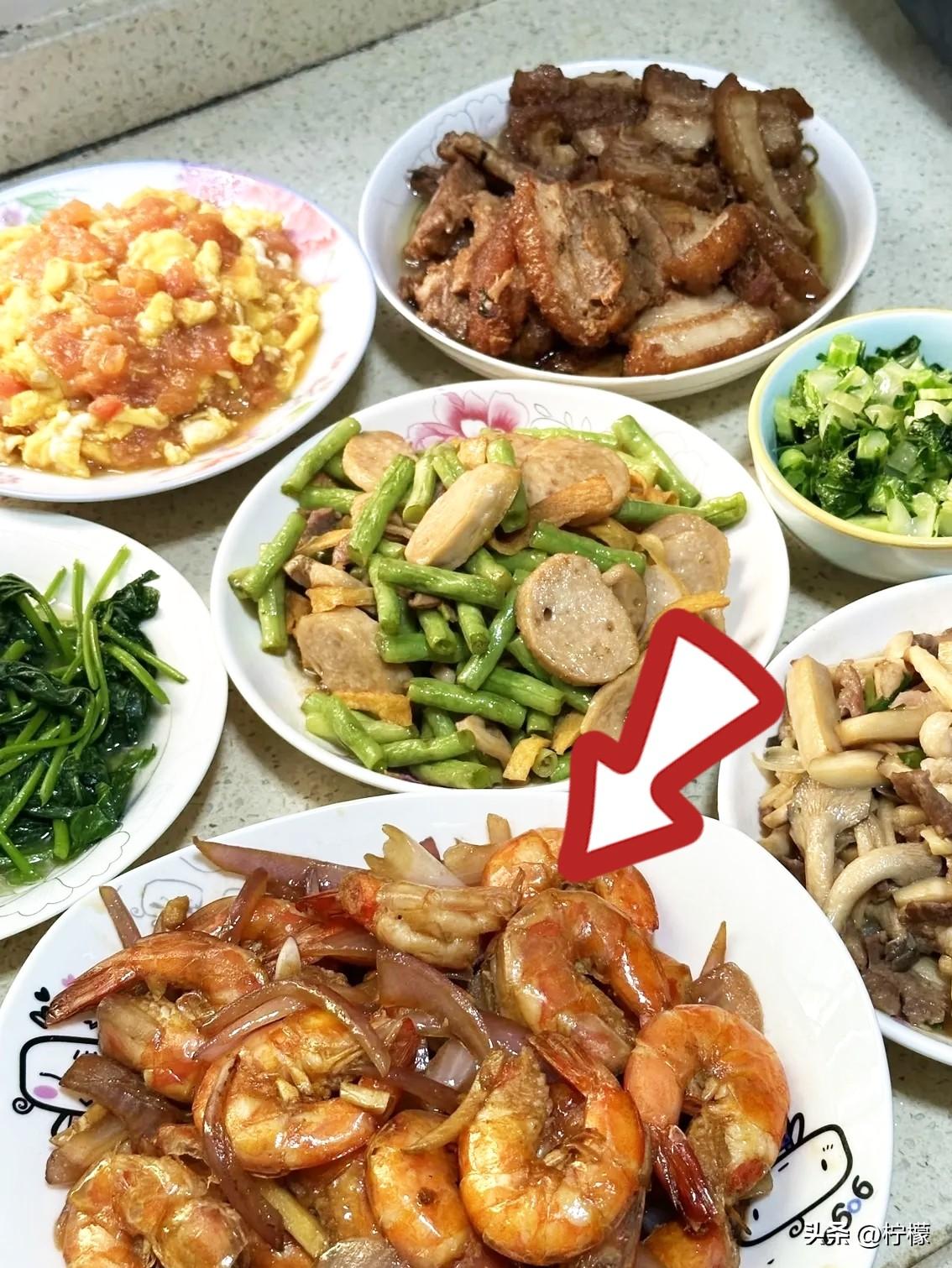 前天回娘家吃饭，我跟哥嫂说，欠我的10万块该还了，都5年了。

我哥当场就拍桌子