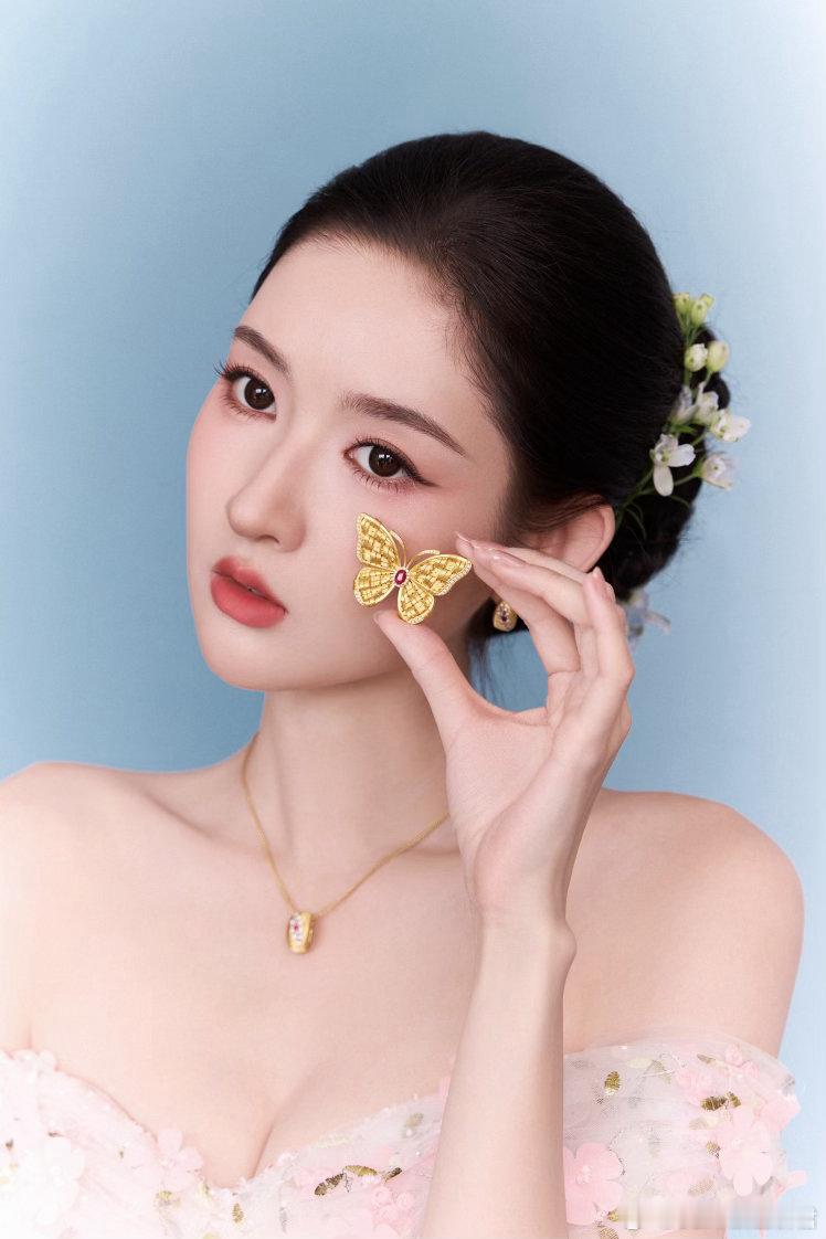 王玉雯一字肩花朵长裙王玉雯苏州活动状态 所有美好词都配不上今日王姐！一字肩勾勒锁